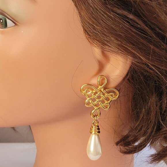 Alfred Sung Vintage Faux Tear Drop Pearl Love Knot Design Earring and Brooch Set - Picture 4 of 10